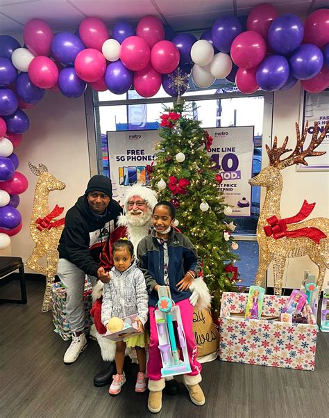 Over 250 Kids Get Toys Meet Santa At Richmond Metro By T Mobile